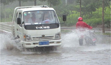 泰安：雨后路面积水严重 汽车不减速溅了行人一身