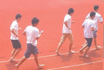 山东科技大学泰安校区20多位学生遭罚光脚跑圈