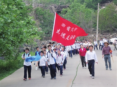 亲近自然挑战自我 泰安六中举行励志远足活动