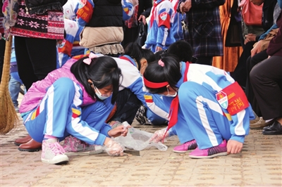 泰安市实验学校30余名小学生走上街头清理口