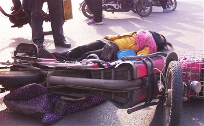泰安老汽车站附近 女子骑车与三轮车相撞昏迷