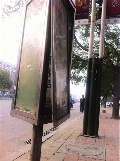 泰安灵山大街一处公交站广告牌悬空