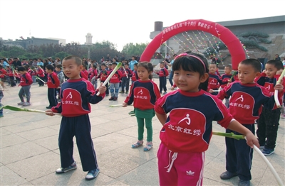 泰安泰山区春晓幼儿园举行亲子广场舞活动