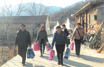 泰安岱岳区委办公室包村联户干部向山里娃献爱