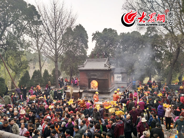 三月三6万游客来泰山祈福烧香