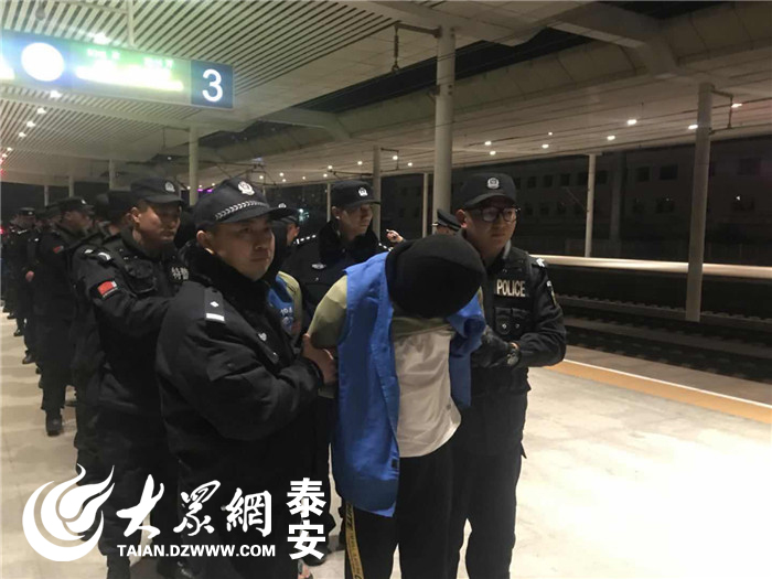 泰安警方押解着21名电信网络诈骗犯罪嫌疑人,从福建抵达泰安高铁站