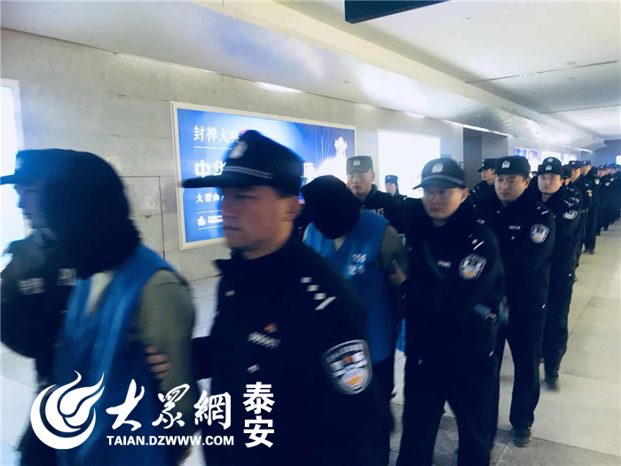 泰安警方押解着21名电信网络诈骗犯罪嫌疑人,从福建抵达泰安高铁站