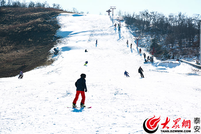 徂徕山滑雪场    大众网泰安·海报新闻12月29日讯(记者 李继泽)