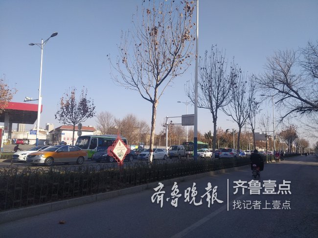 泰安探针:龙潭路北行方向堵车,市民建议拆除绿化带