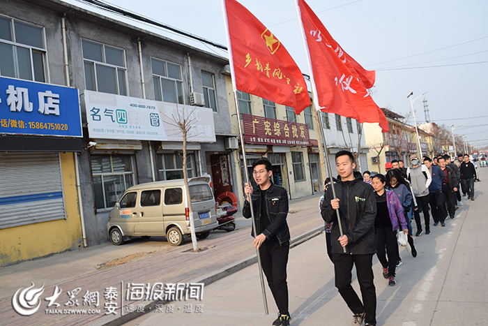 宁阳县乡饮乡组织年轻干部徒步开展清明节祭奠活动