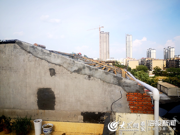 暴雨掀翻泰安一楼房顶棚致三辆车被砸 居民质疑住户私自加盖