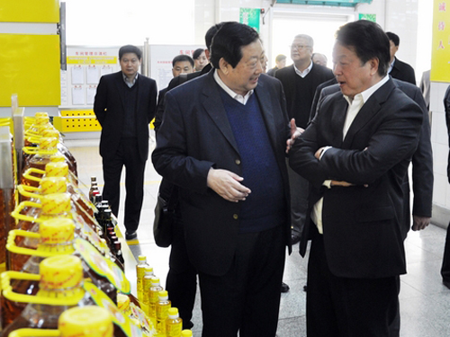 首页 首页综合新闻鲁花集团董事长孙孟全(右二)向益海嘉里集团董事局