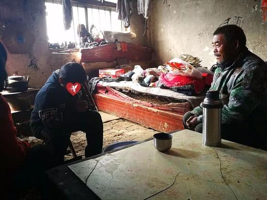 ▲云彩和爷爷奶奶在屋里剥花生。