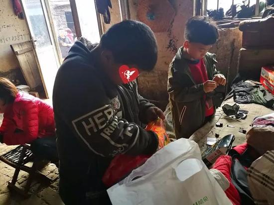 ▲云彩主动将零食分给小伙伴。