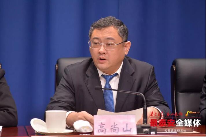 头条新闻 市委常委,组织部长高尚山宣读了《关于开展"埋头苦干