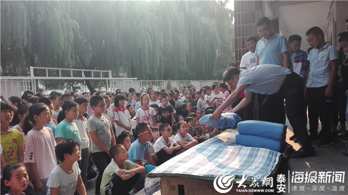 东平县彭集街道中学开展新生六年级住宿生内务整理培训活动