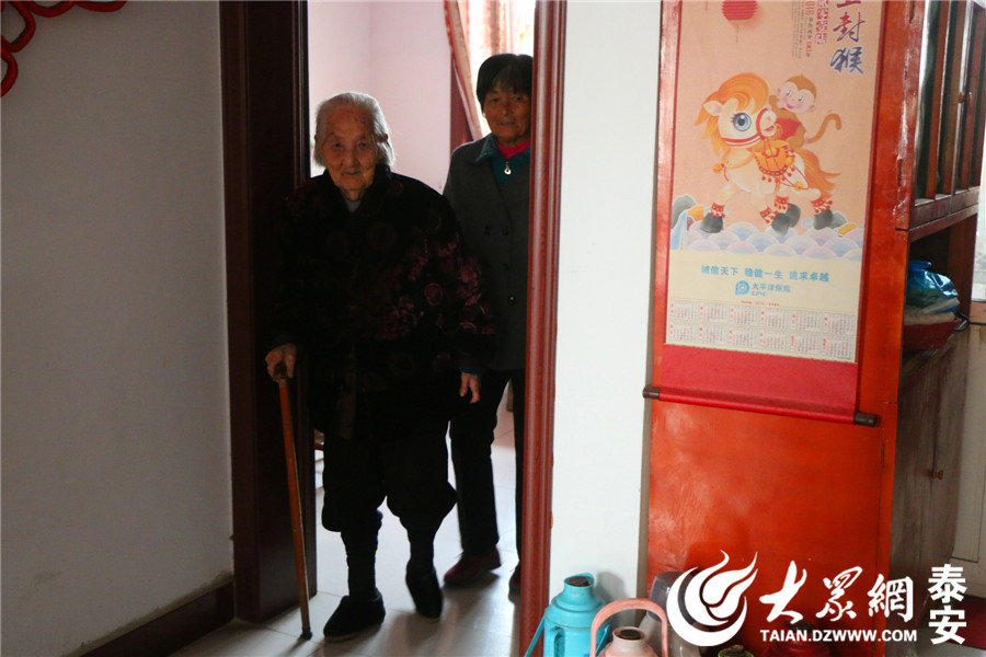 泰安东平县东平街道一担土社区王李氏老人前几天刚过完96岁大寿的王李氏出生于1921年，如今已是五世同堂。