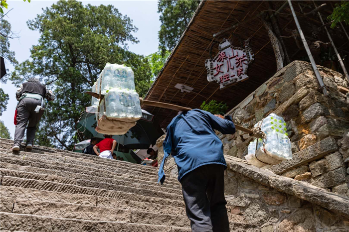 独臂挑起泰山的人—泰山挑山工梁京申纪实