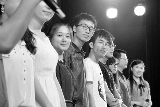 毕业晚会千名毕业生红毯走秀最后一次点名戳泪点