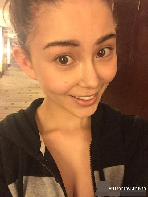 昆凌晒素颜自拍照 衣服拉链滑下露事业线