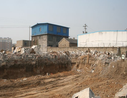 建築面積9萬餘﹐的泰然居項目已經開始動工,施工現場推土機正在挖地槽