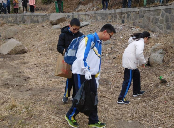 泰山雙語學校環保實踐在行動 泰山撿垃圾愛我家園從我做起