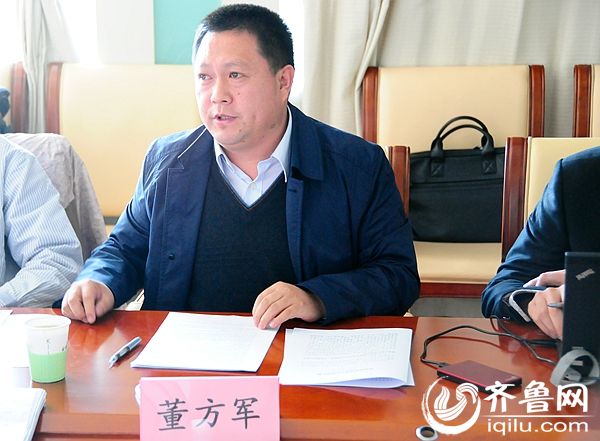 山东省政协委员董方军在介绍关于抗战老兵的提案。(齐鲁网记者 李淼 摄)