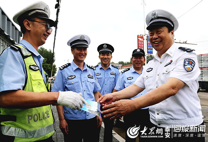 泰安交警支队到新泰市交警大队看望慰问高温下的一线执勤交警