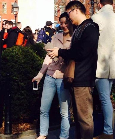 北京时间4月6日,微博曝光奶茶妹妹章泽天与京东CEO刘强东在美国纽约约会的照片,照片中二人在街头,亲密揽腰,情到深处更紧紧拥抱。