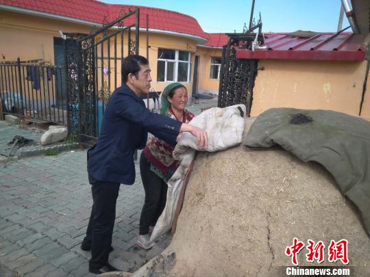 高强和玛孜拉一起把烤炉封顶。　朱景朝 摄